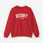 Rode sweater met opdruk 'HUBBY' en 'EST. 2024'.