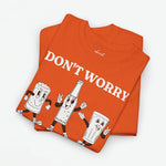 Oranje T-shirt met gedraaide frontprint; tekst “DON’T WORRY” en bierfiguren zichtbaar.