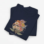 Marineblauwe T-shirt met bloemenboeketprint en witte tekst onderaan.