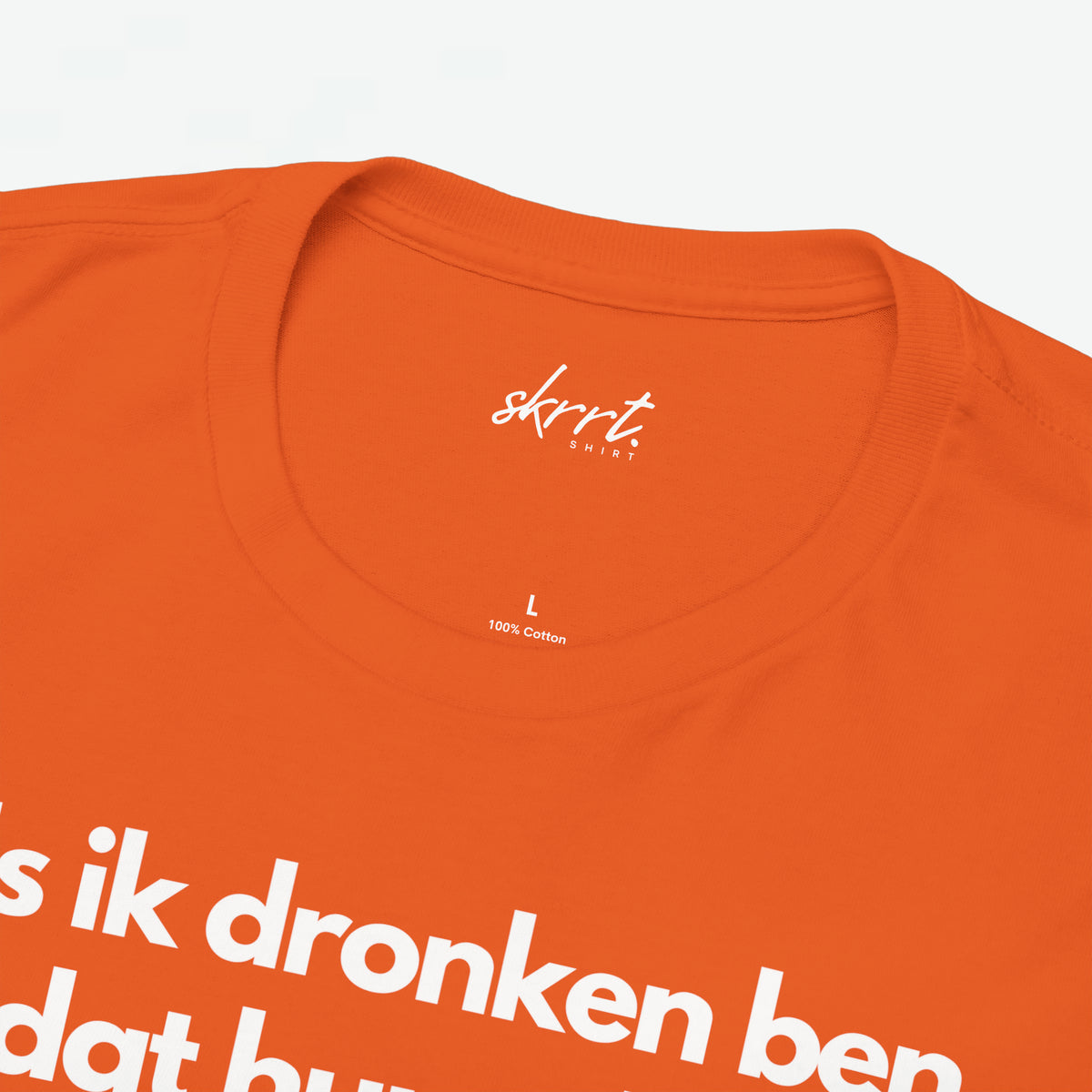 Oranje T-shirt met ronde hals; detail van merklogo en witte opdruk