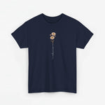 Donkerblauwe T-shirt met verticale bloemprint en beige sierlijke tekst
