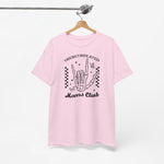 Roze T-shirt op hanger met 'Overstimulated' handprint en 'Moms Club' op de borst