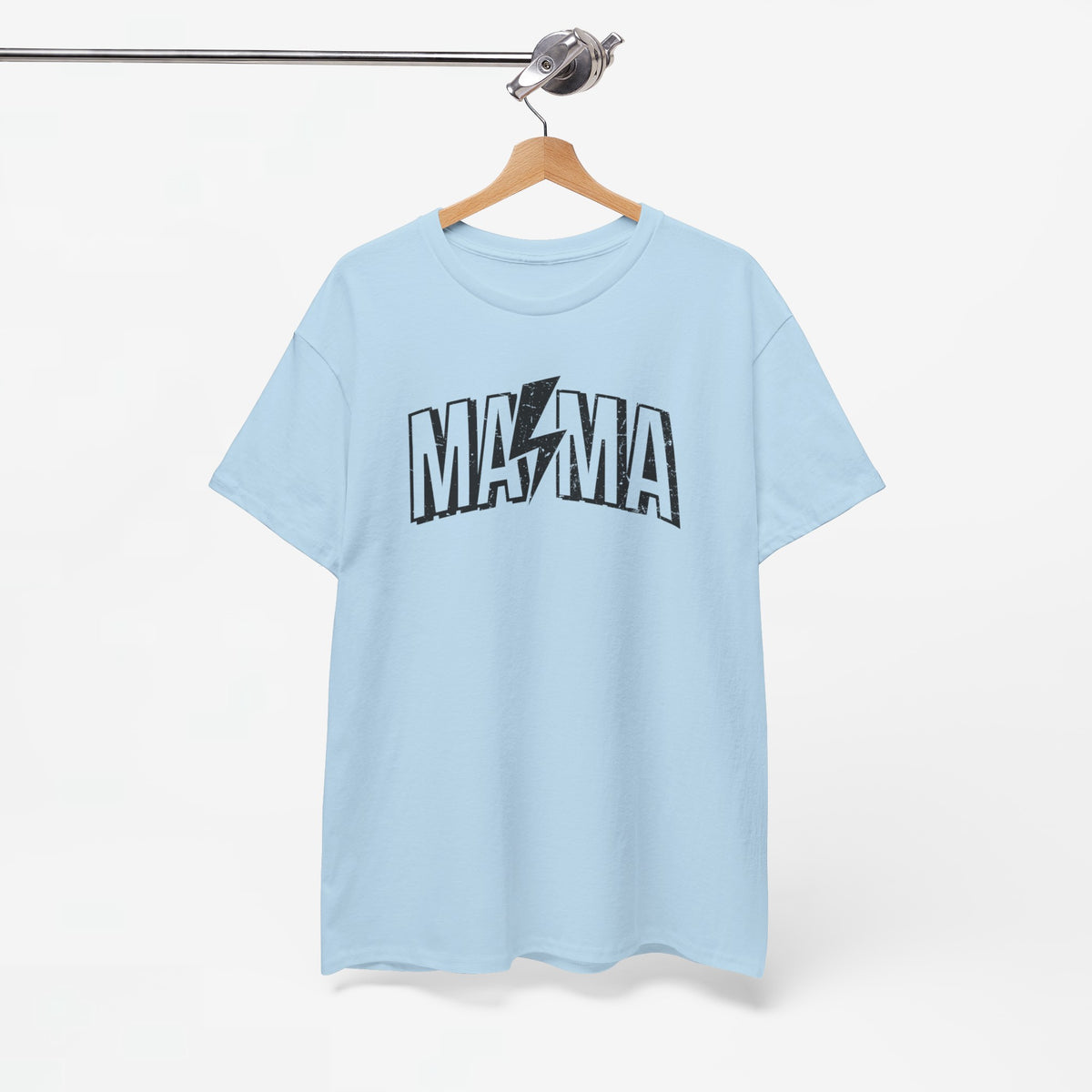 Lichtblauwe T-shirt met MA*MA-opdruk aan hanger