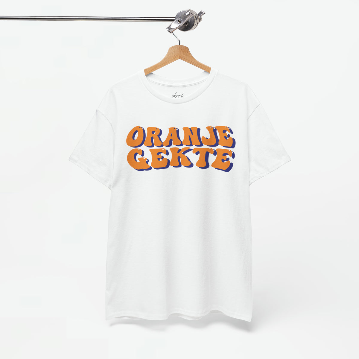 Heren T-shirt wit met borstprint “ORANJE GEKTE” in oranje en blauw.