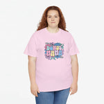 Roze T-shirt met grote “Bonus Mama” print in bloemenstijl op de borst.