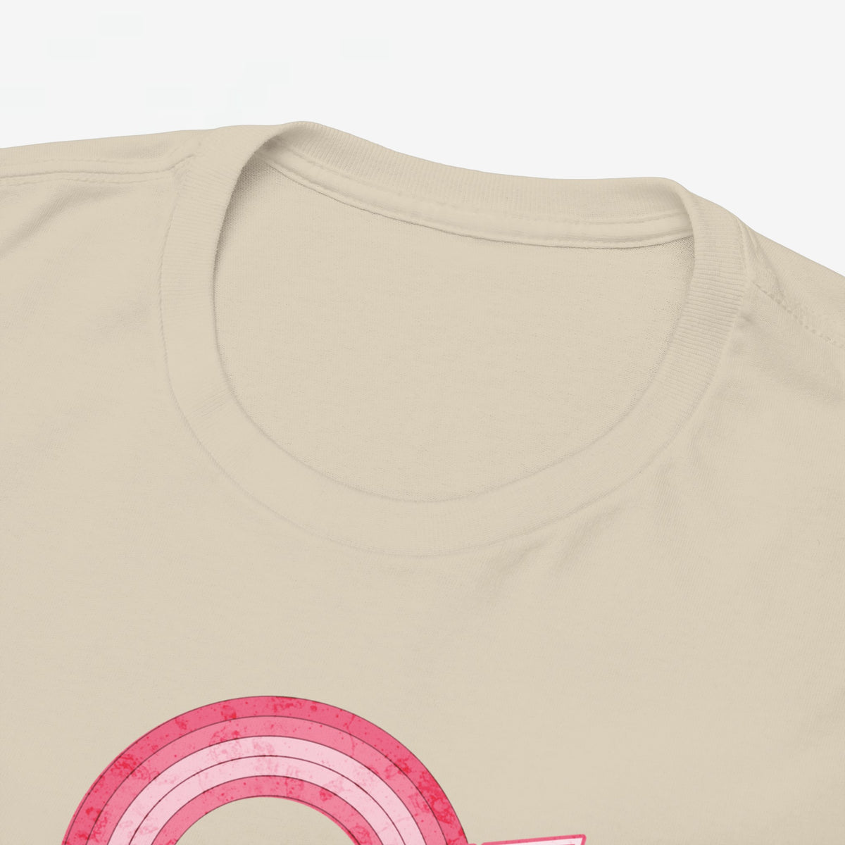 Zandkleurige T-shirt met ronde hals en roze “Beste Mama” opdruk, close-up