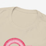 Zandkleurige T-shirt met ronde hals en roze “Beste Mama” opdruk, close-up