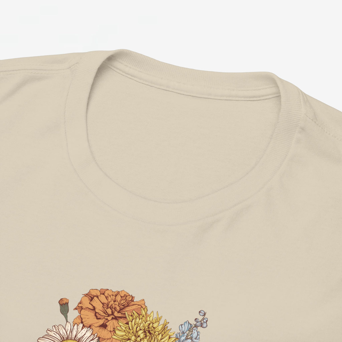 Zandkleurige T-shirt hals met close-up van bloemenprint op de borst