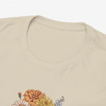 Zandkleurige T-shirt hals met close-up van bloemenprint op de borst