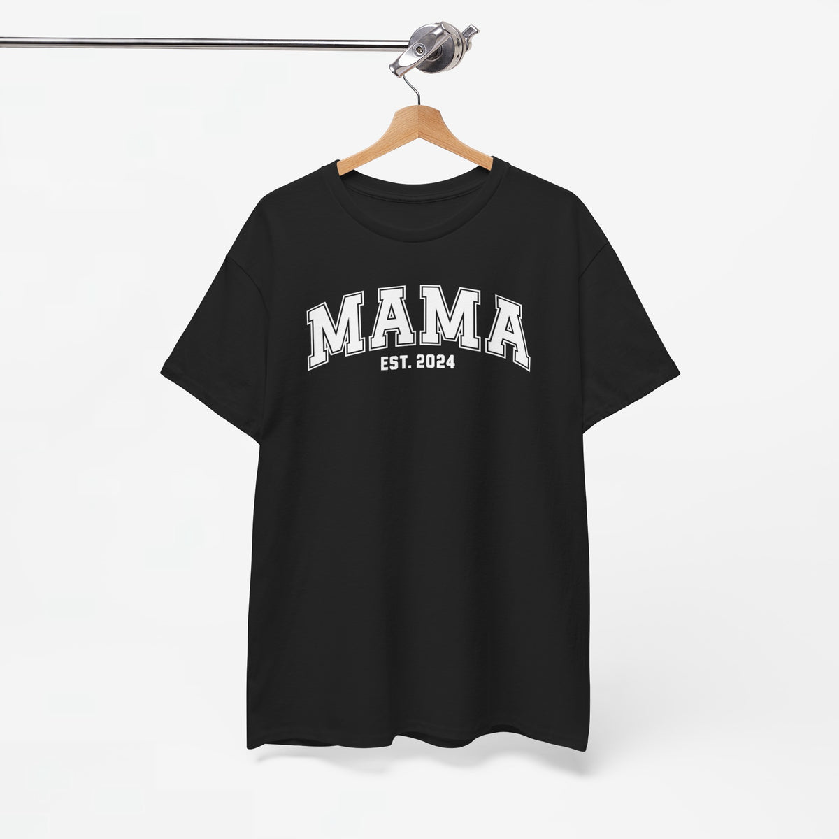 Zwart T-shirt met opdruk “MAMA” en “EST. 2024” op de borst, aan hanger