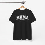 Zwart T-shirt met opdruk “MAMA” en “EST. 2024” op de borst, aan hanger