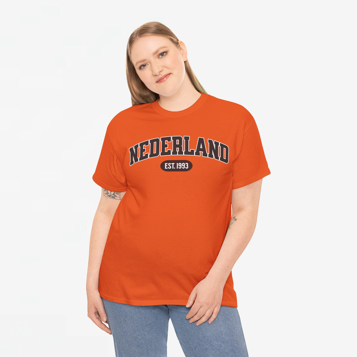 Oranje t-shirt vooraan met NEDERLAND-borstprint en EST.1993-embleem