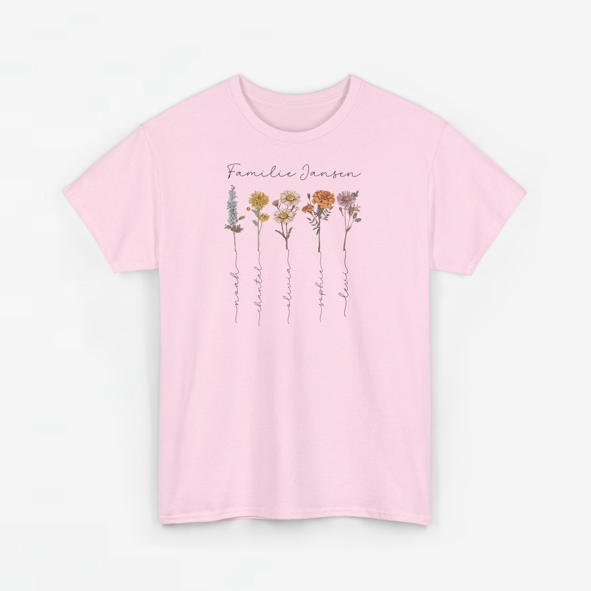 Roze T-shirt met bloemillustratie en gepersonaliseerde naam op de borst