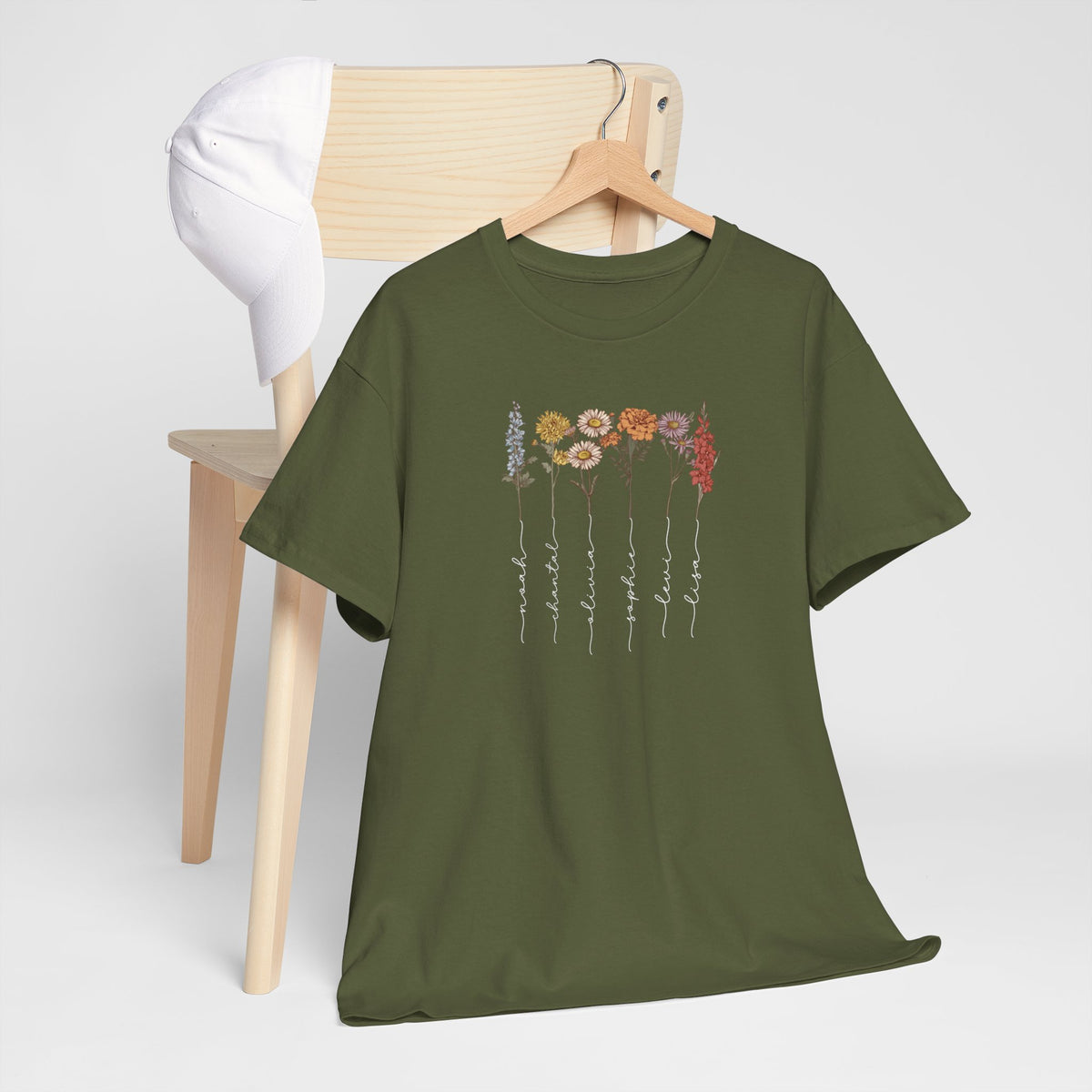 T-shirt olijfgroen met bloemen en sierlijke namenprint in wit en gekleurde bloemen
