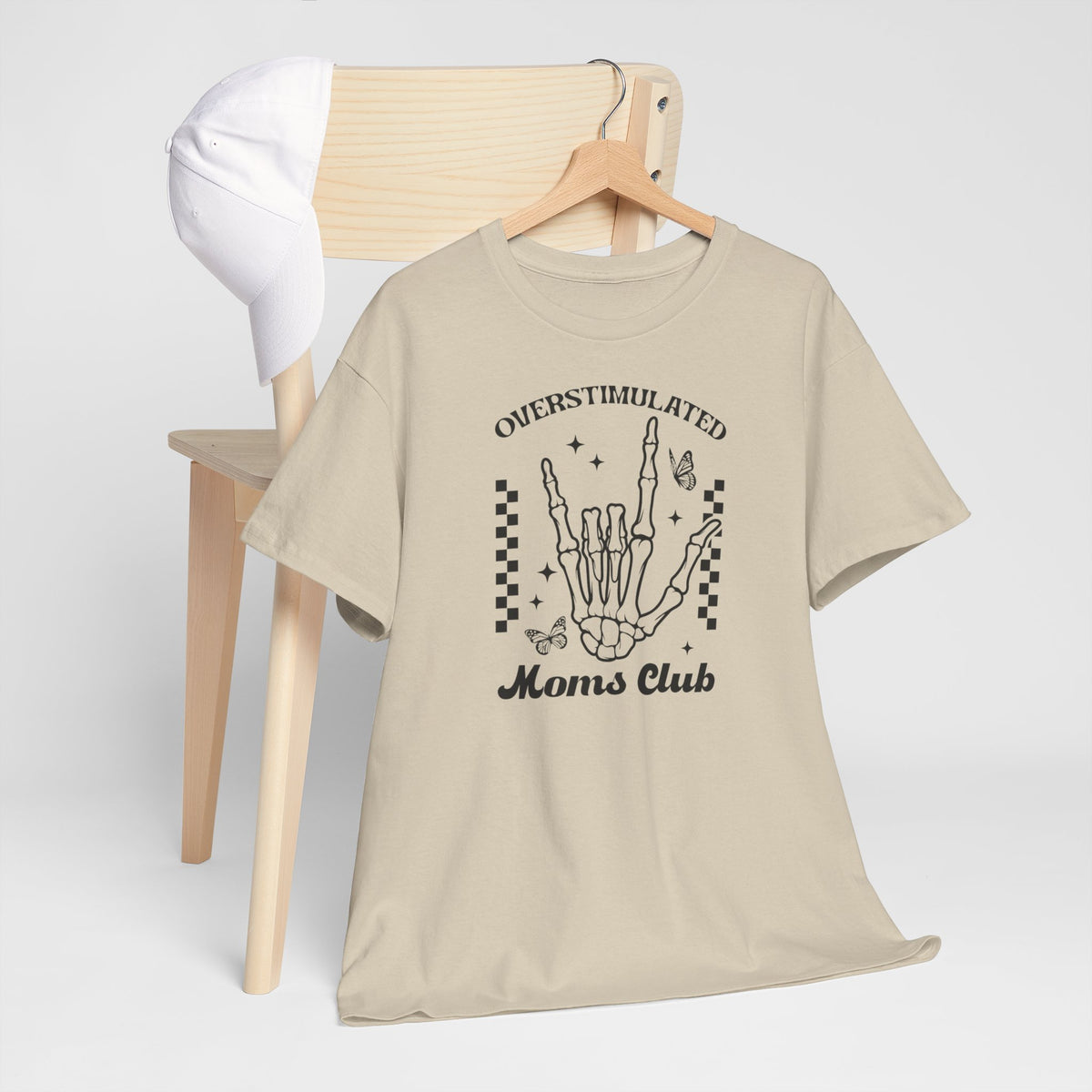 Oversized T-shirt zandkleurig met zwarte hand-illustratie en ‘Moms Club’