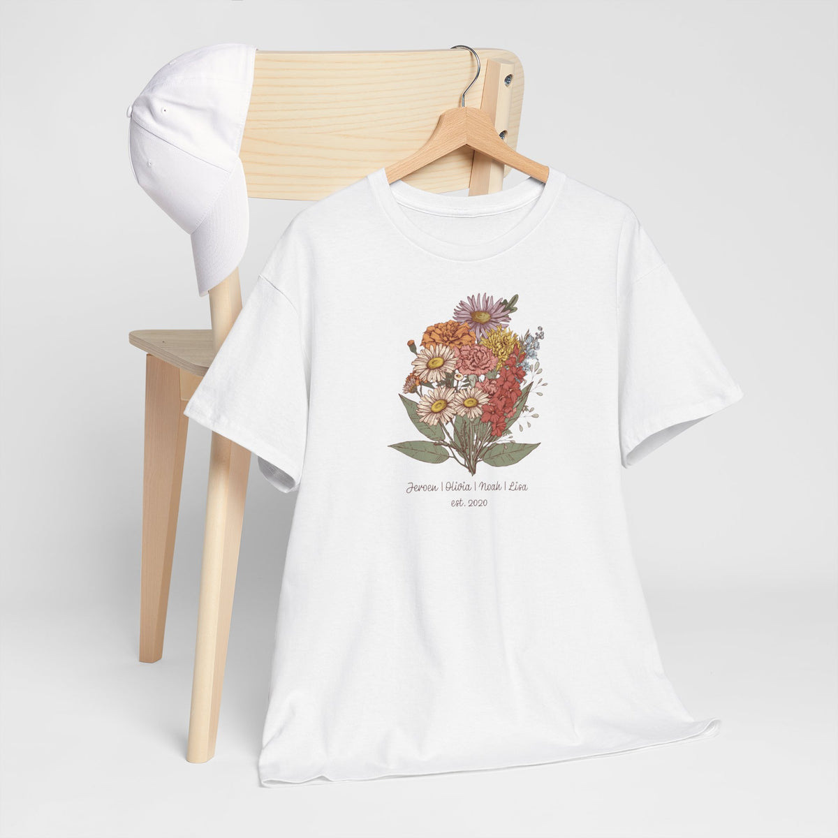 Wit T-shirt op hanger met bloemenboeket-print en namen/datum in kleuren op de borst