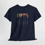 Donkerblauw t-shirt met bloemenprint en witte sierlijke namen over meerdere stelen