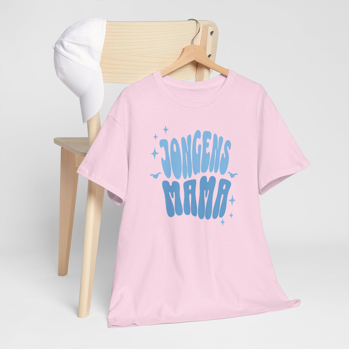 Roze T-shirt met ronde hals en “JONGENS MAMA” print op de borst