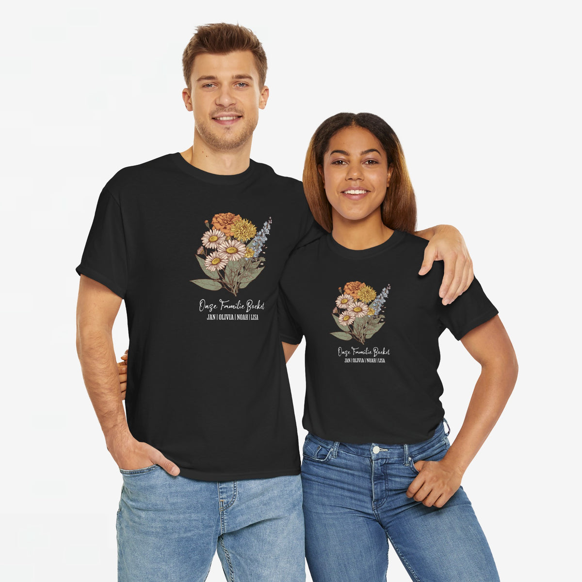 Zwart T-shirt met boeketprint en witte tekst op de borst.