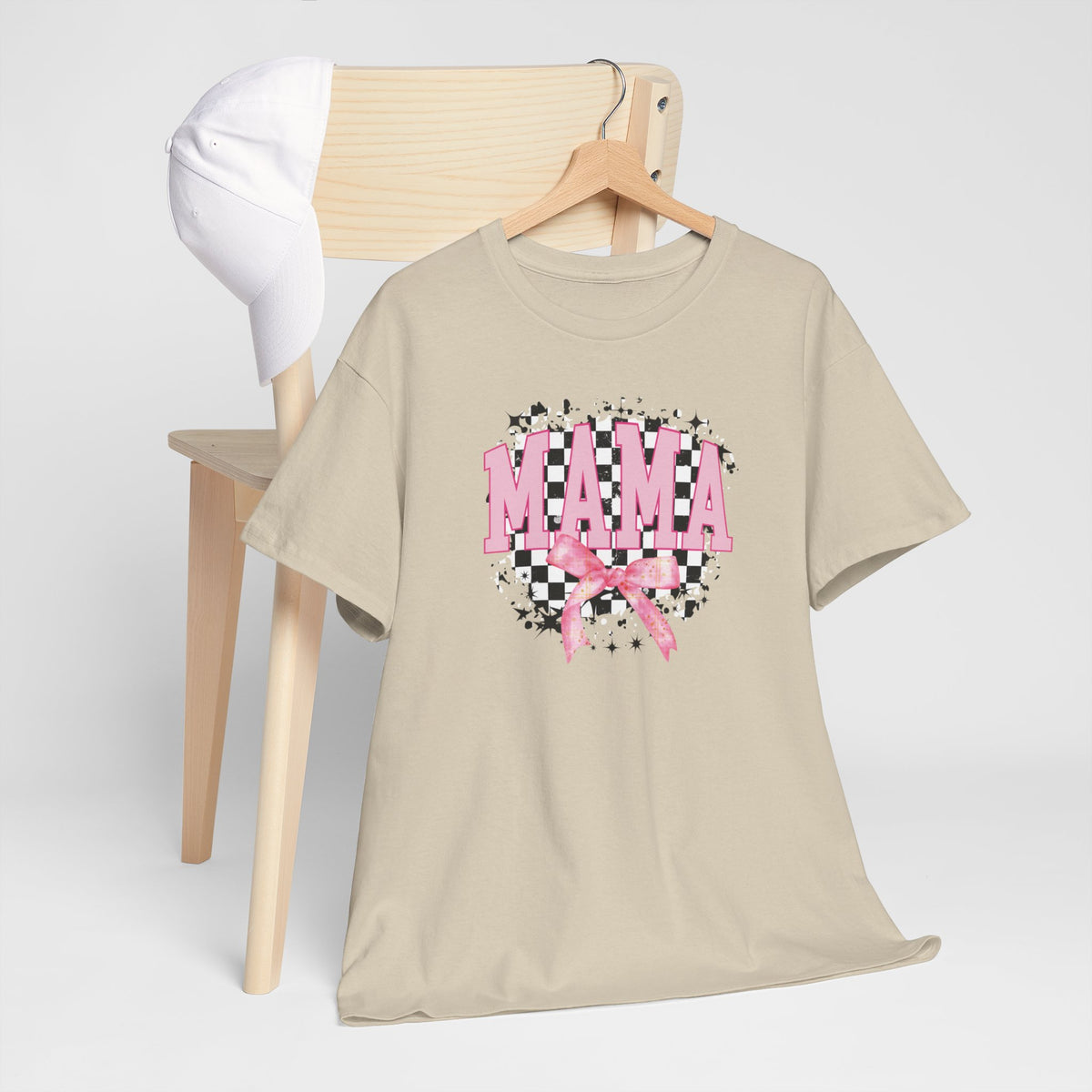 Sandkleurig T-shirt met “MAMA”-print en roze strik, korte mouwen en ronde hals