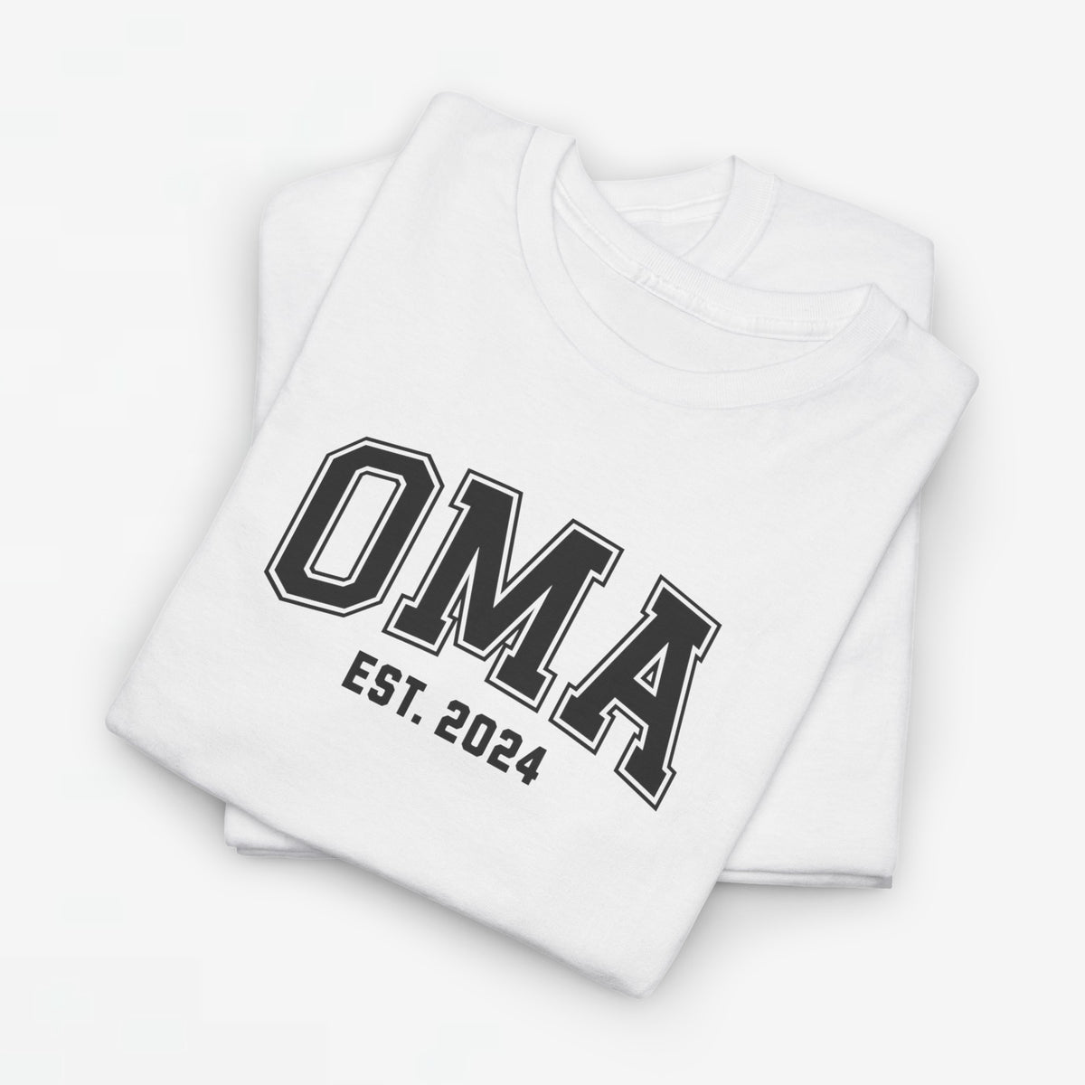Geperonaliseerd t-shirt met OMA-print en EST 2024, wit (gestapeld)