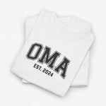 Geperonaliseerd t-shirt met OMA-print en EST 2024, wit (gestapeld)
