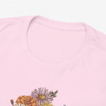 Roze T-shirt close-up: kraag en bloemenboeketprint met “FAMILIE JANSEN”