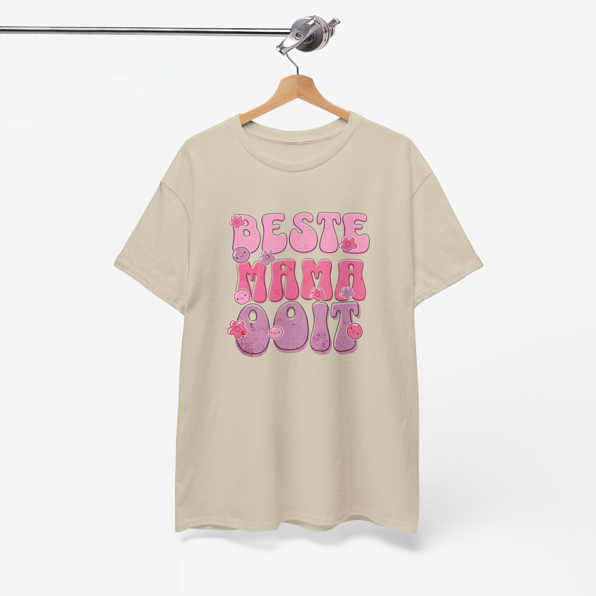 Beige t-shirt aan hanger met roze “Beste Mama Ooit” print op de borst