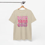 Beige t-shirt aan hanger met roze “Beste Mama Ooit” print op de borst