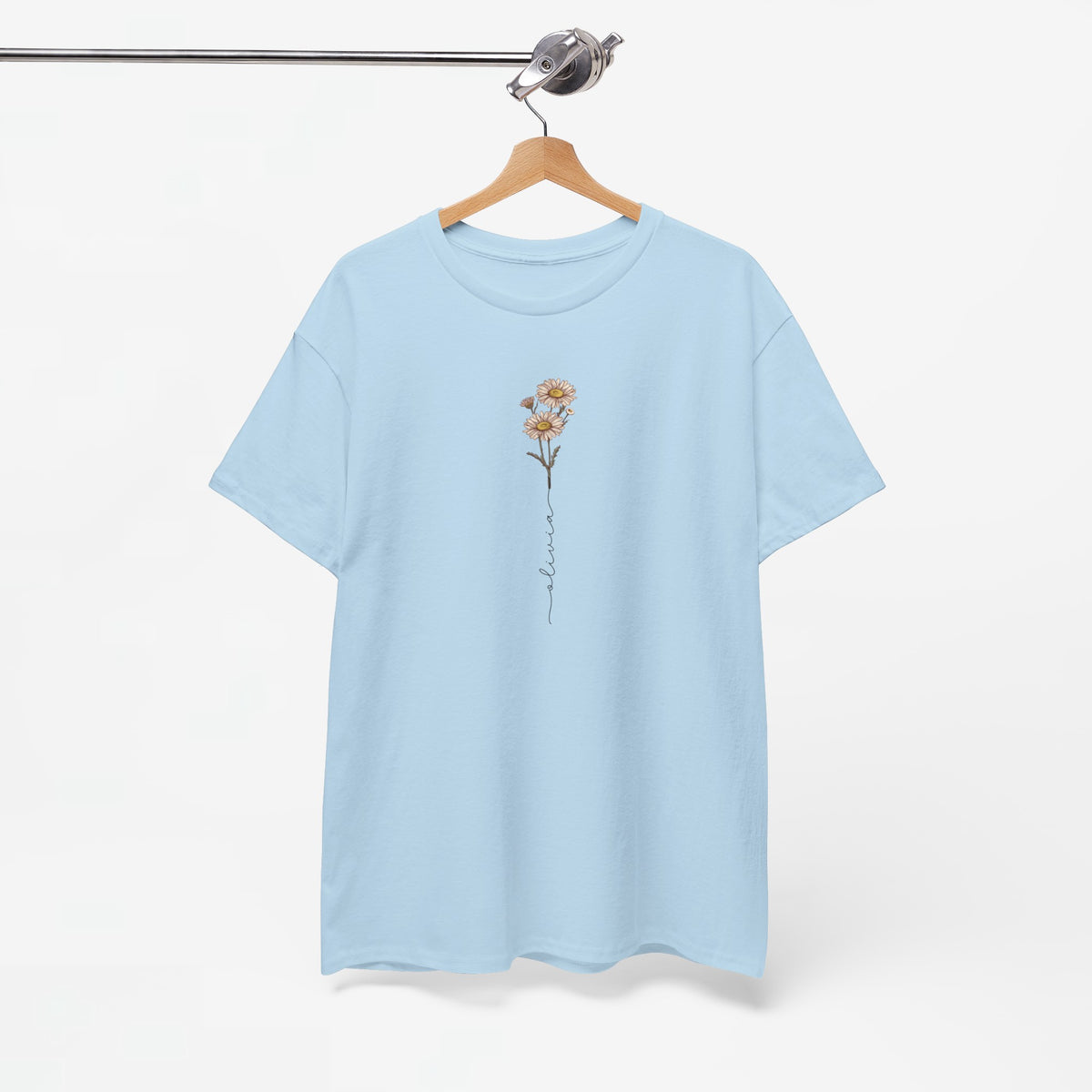 Lichtblauw T-shirt met bloemenprint aan de borst, aan houten hanger