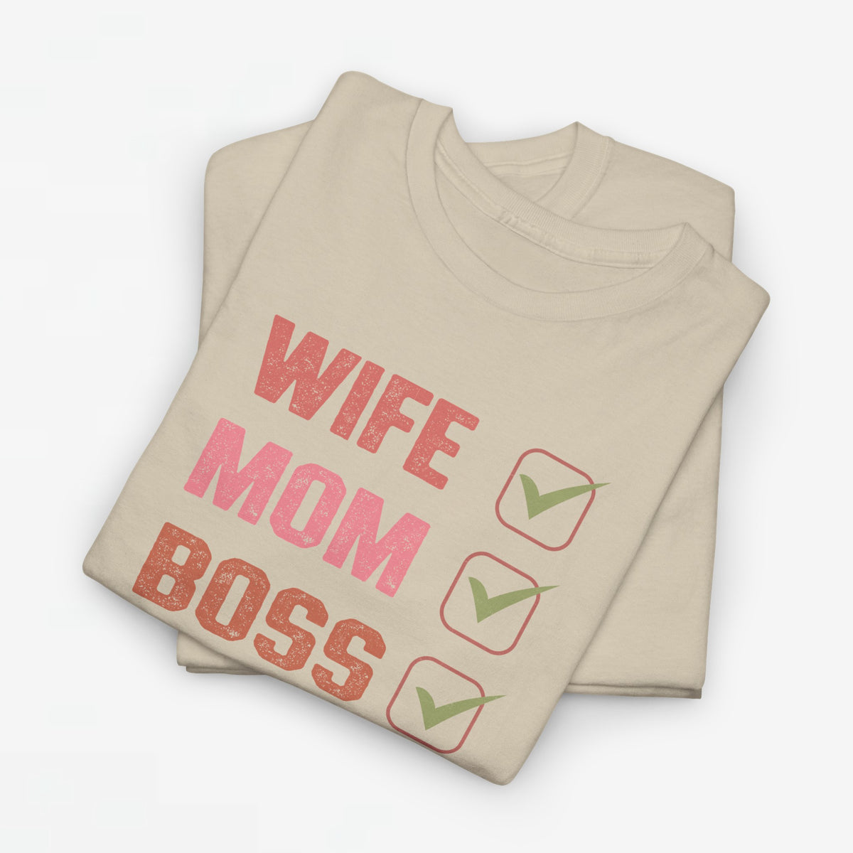 Beige oversized T-shirt met 'WIFE MOM BOSS' tekst en drie groene vinkjes