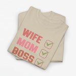 Beige oversized T-shirt met 'WIFE MOM BOSS' tekst en drie groene vinkjes