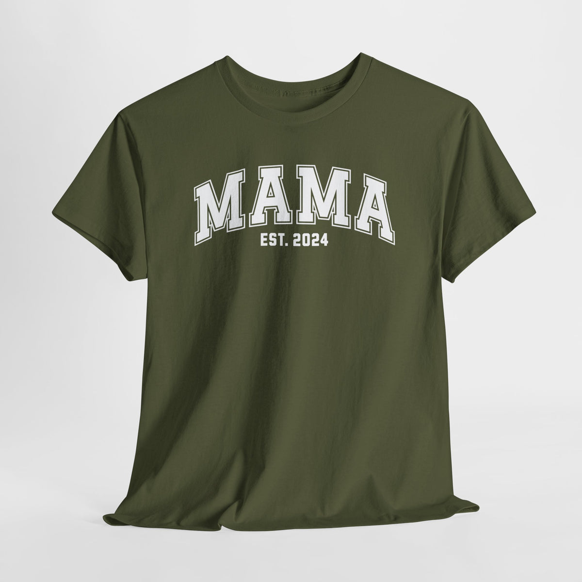 Legergroen T-shirt met grote opdruk “MAMA” en “EST. 2024” op de borst.