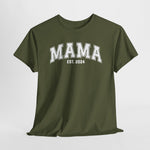 Legergroen T-shirt met grote opdruk “MAMA” en “EST. 2024” op de borst.