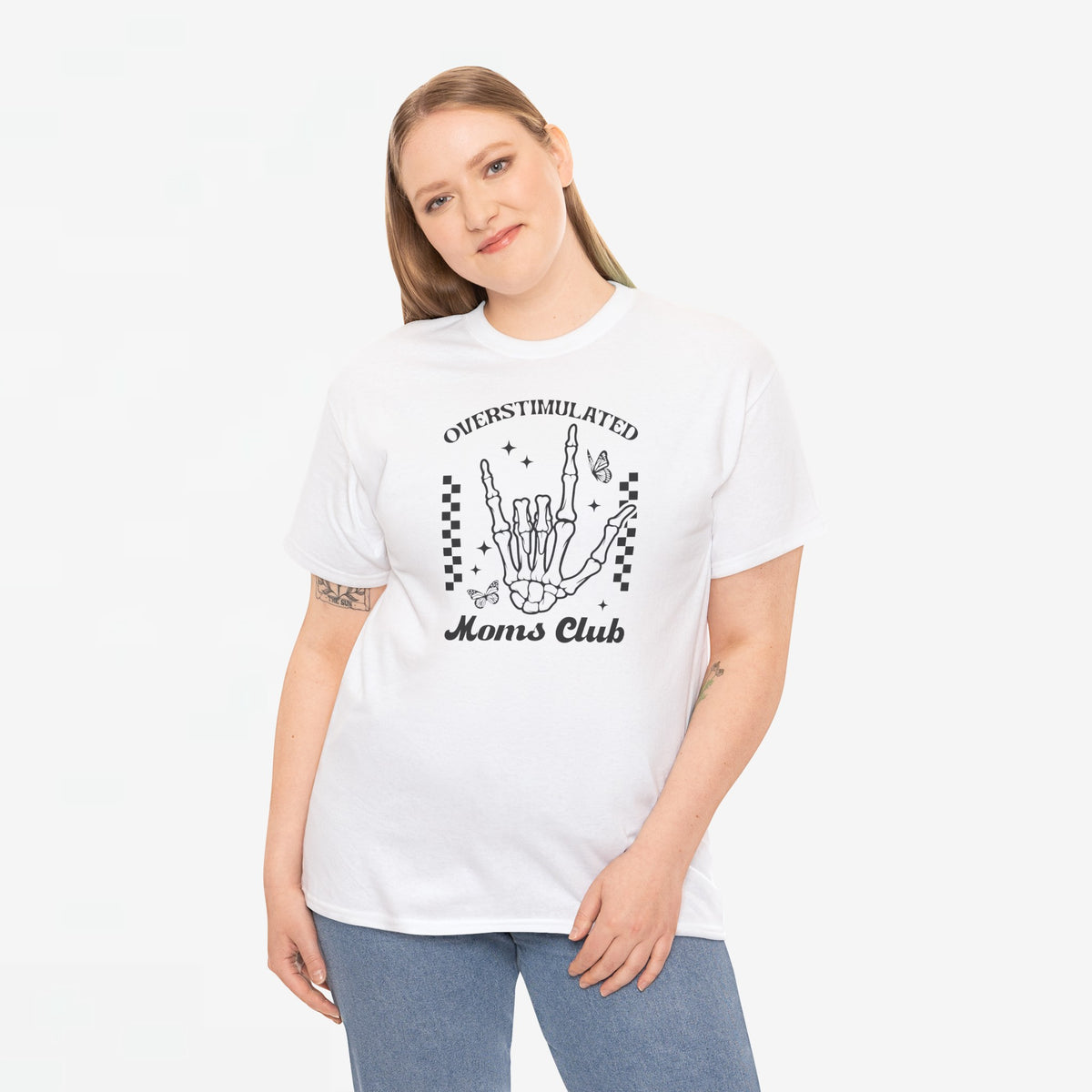 Wit oversized t-shirt met zwarte handillustratie “Moms Club”, model met blauwe jeans