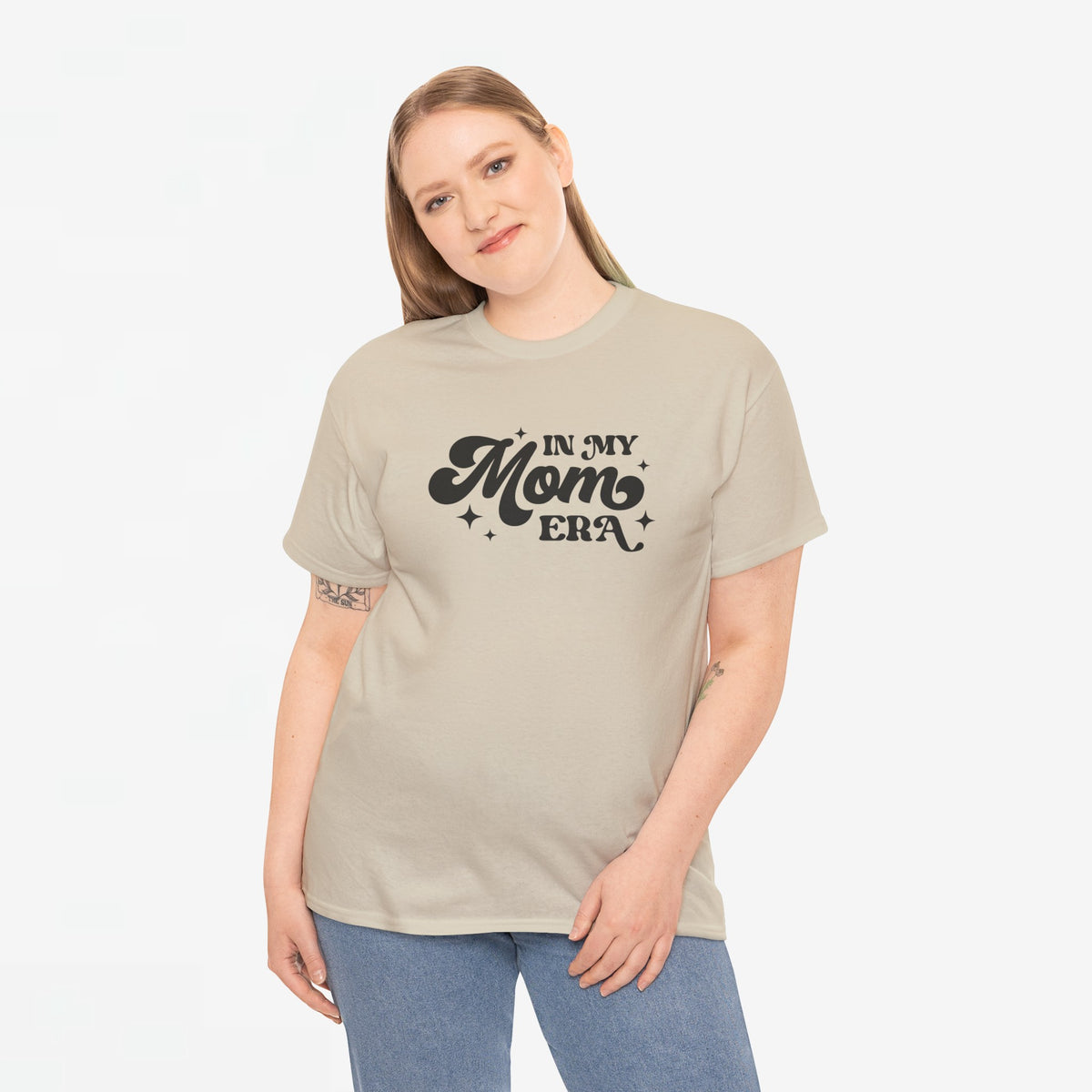 Zandkleurige oversized t-shirt met zwarte tekstprint "In My Mom Era".