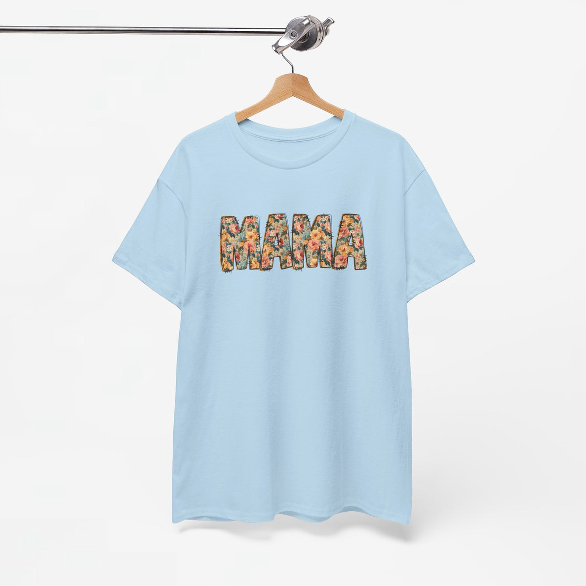 Lichtblauw T-shirt aan hanger met 'MAMA' print op de borst