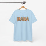 Lichtblauw T-shirt aan hanger met 'MAMA' print op de borst