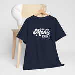 Donkerblauwe t-shirt met ronde hals en witte tekst “In My Mom ERA” op een hanger.