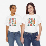 Witte oversized t-shirt met kleurrijke In My Plant Mom Era-tekstprint op twee modellen