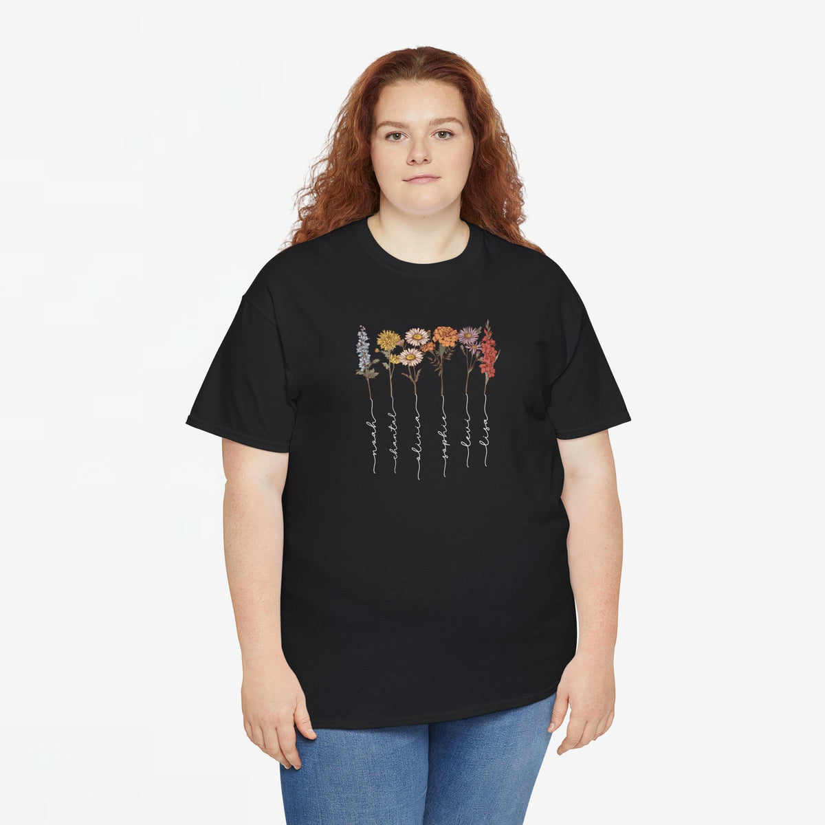 Zwart T-shirt met bloemenprint en verticale tekstlijnen op de borst