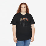 Zwart T-shirt met bloemenprint en verticale tekstlijnen op de borst