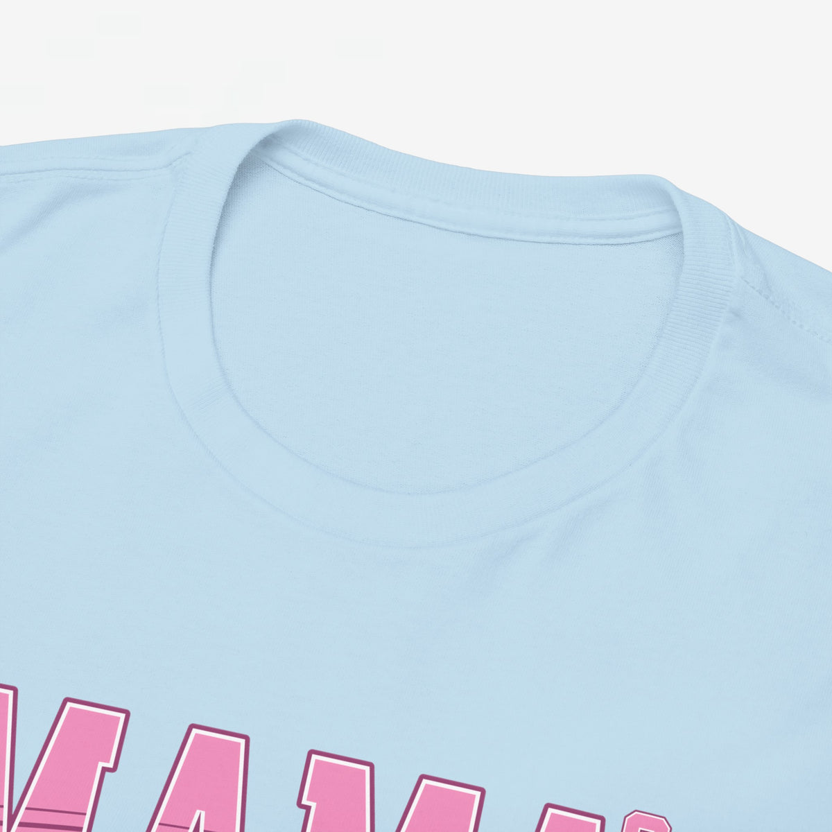 Lichtblauw T-shirt met ronde hals en roze 'MAMA³' print in close-up