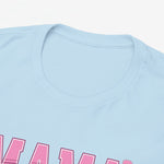 Lichtblauw T-shirt met ronde hals en roze 'MAMA³' print in close-up
