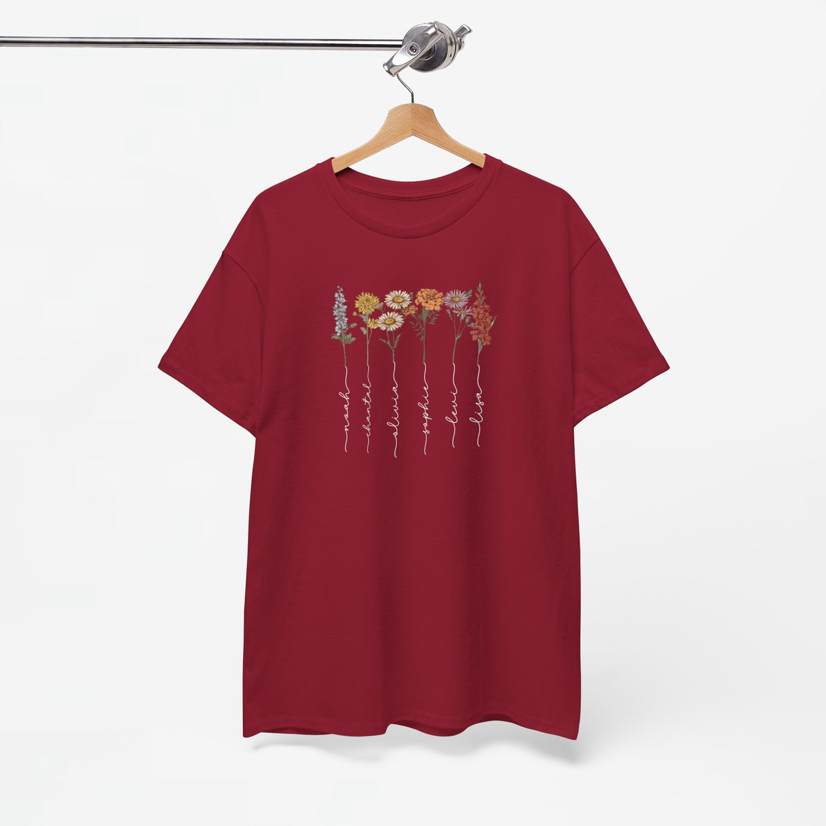 T-shirt bordeaux, bloemenprint met sierlijke namen en bloemen in kleuren op de borst