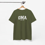 Olijfgroene t-shirt met opdruk “OMA” en “EST. 1997” op de borst