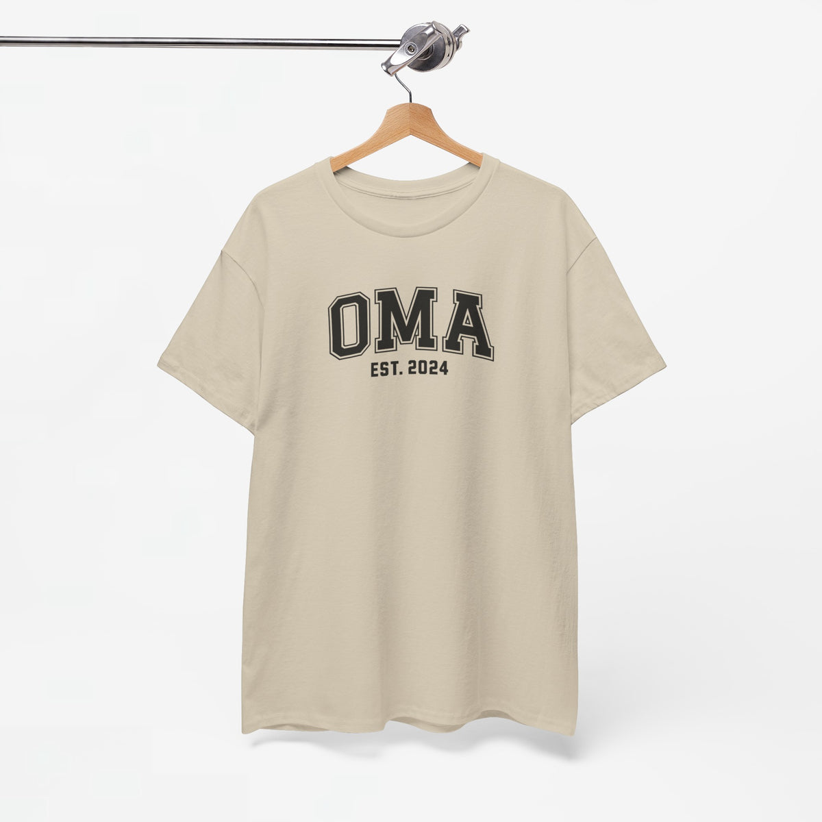 Zandkleurig T-shirt op hangertje met opdruk “OMA EST. 2024”, ronde hals