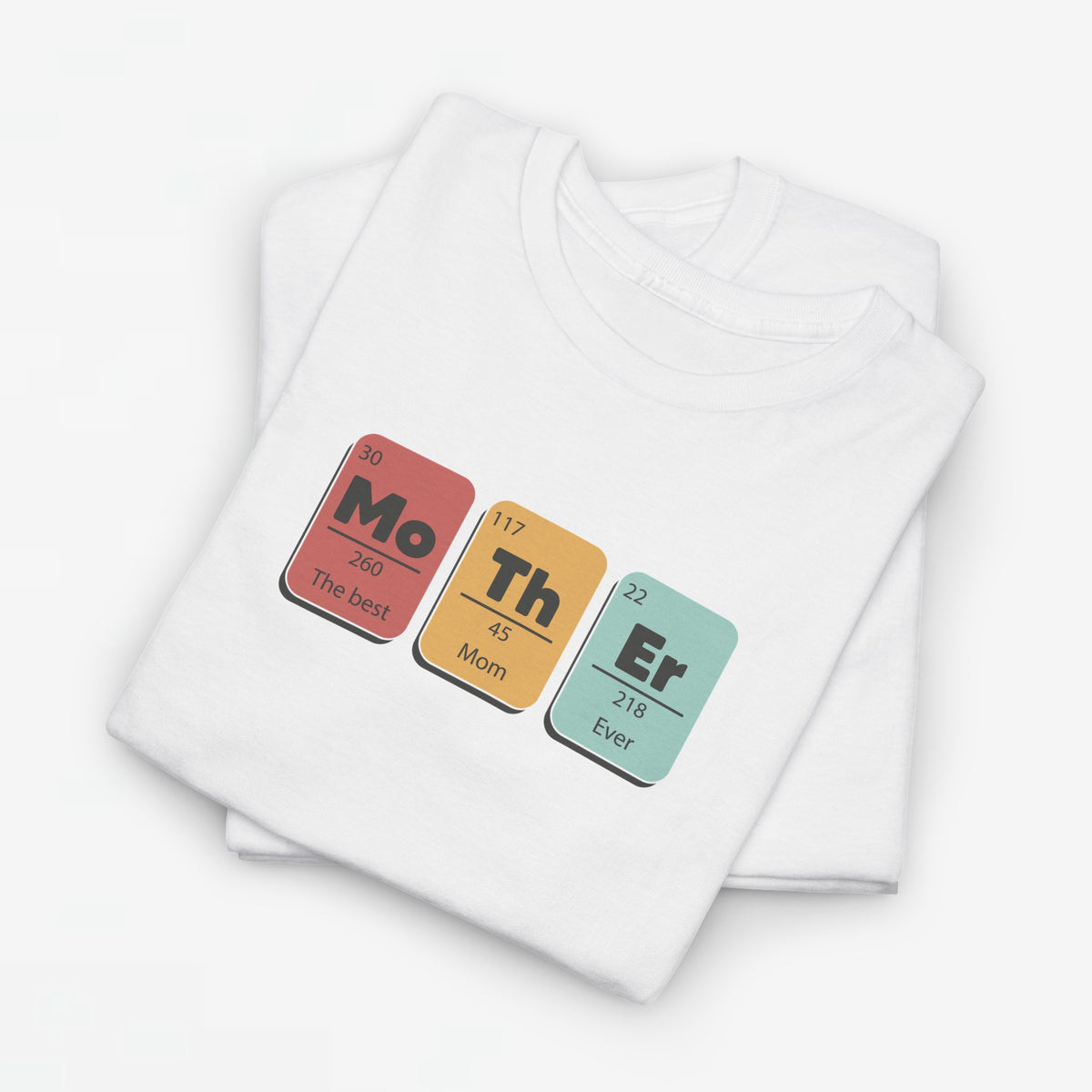 Witte T-shirt met borstprint van gekleurde blokken met tekst “Mo Th Er”