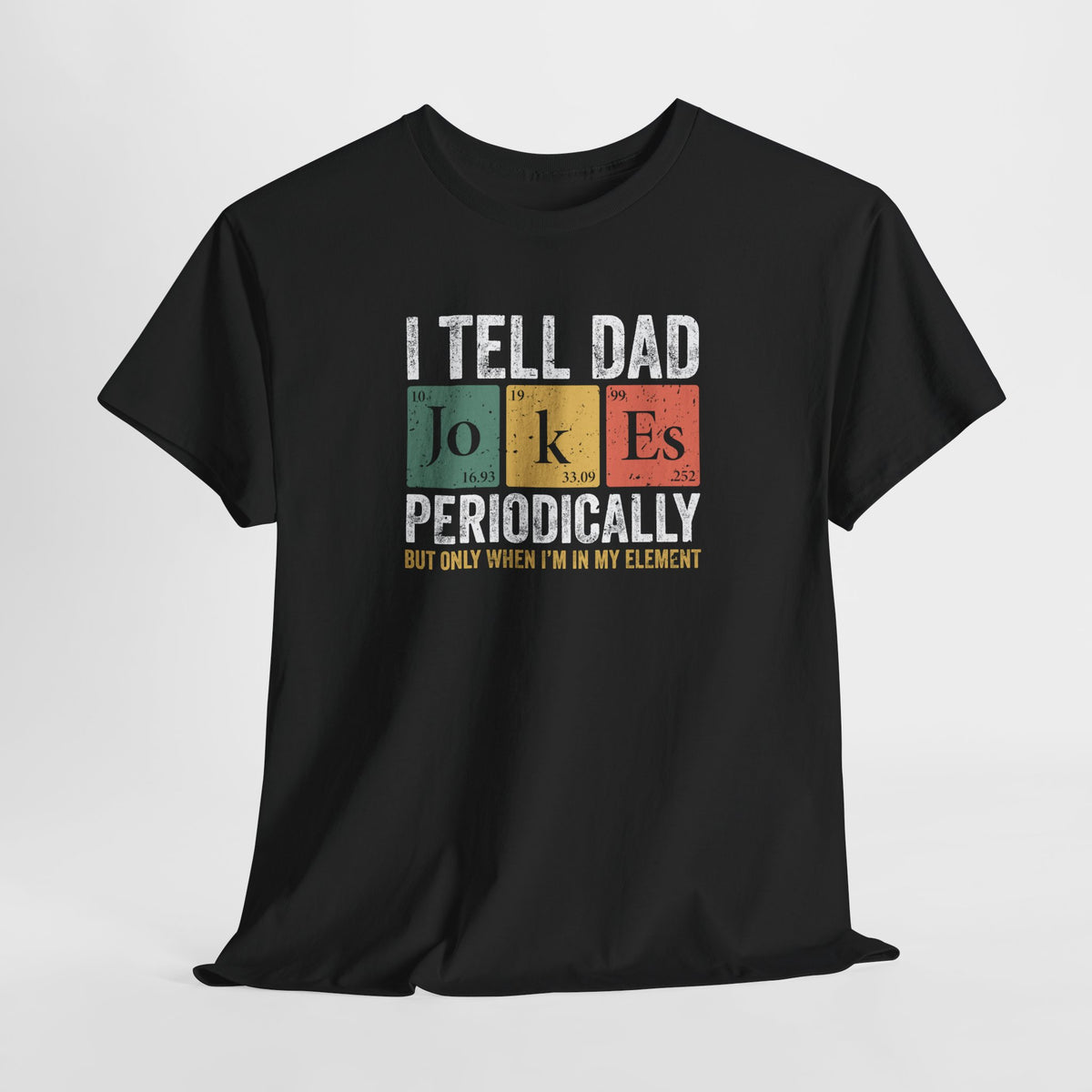 Zwarte t-shirt met opdruk “I tell dad jokes periodically” op de borst