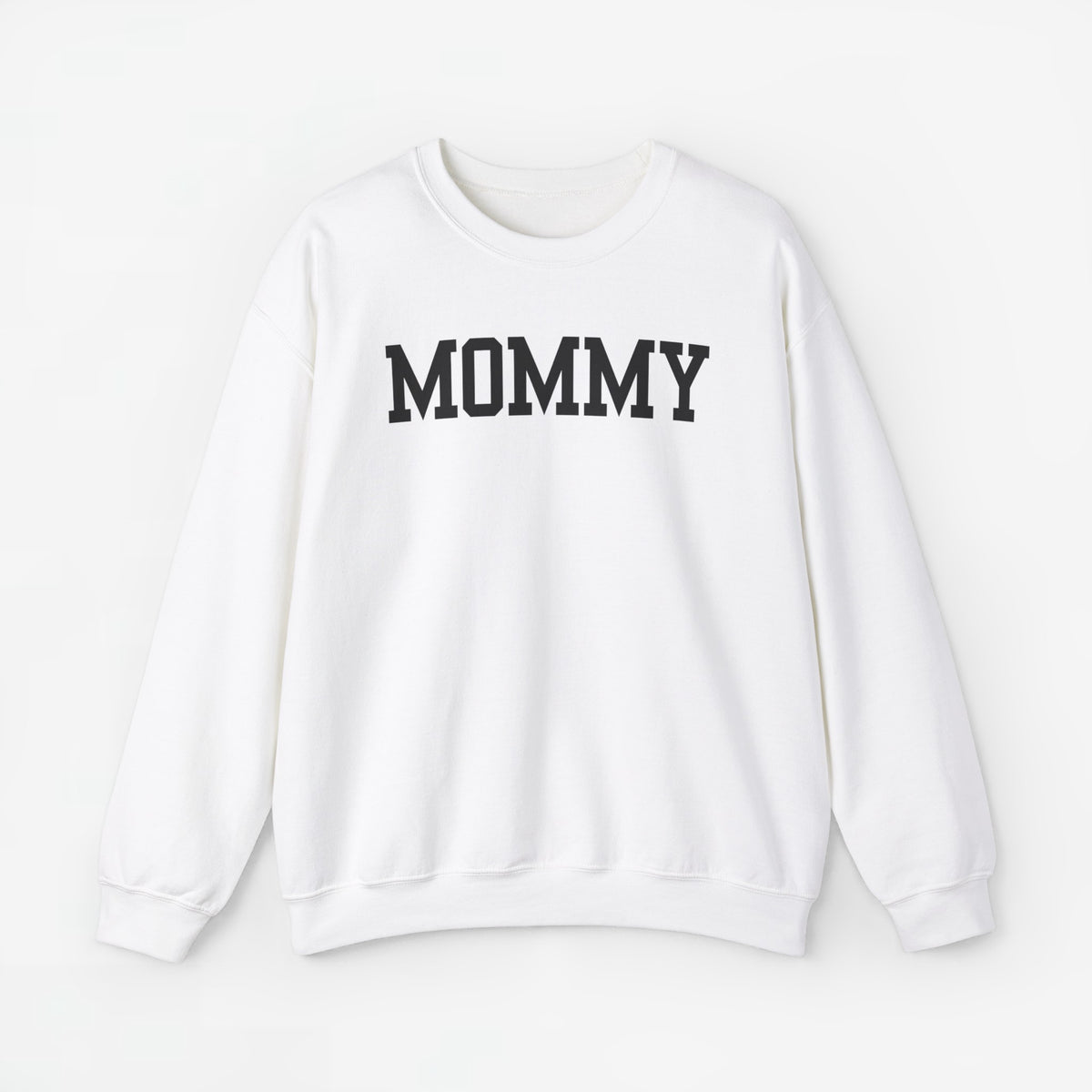 Witte sweatshirt met ronde hals en grote opdruk “MOMMY” op de borst.